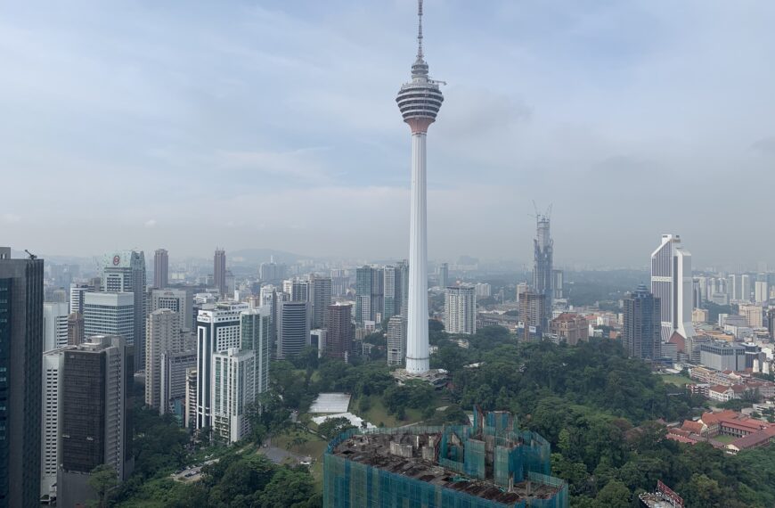 La vue sur la KL Tower avec la tour Merdeka 118 en construction (en 2019)