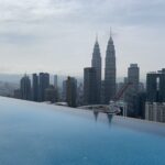 La vue sur Kuala Lumpur depuis la piscine de l'hôtel Platinum Suites