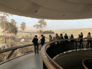 Vue large sur l’œuvre du Panorama de Racławice durant la visite