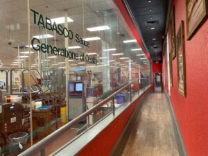 Le couloir qui permet d'apercevoir les chaînes de l'usine Tabasco