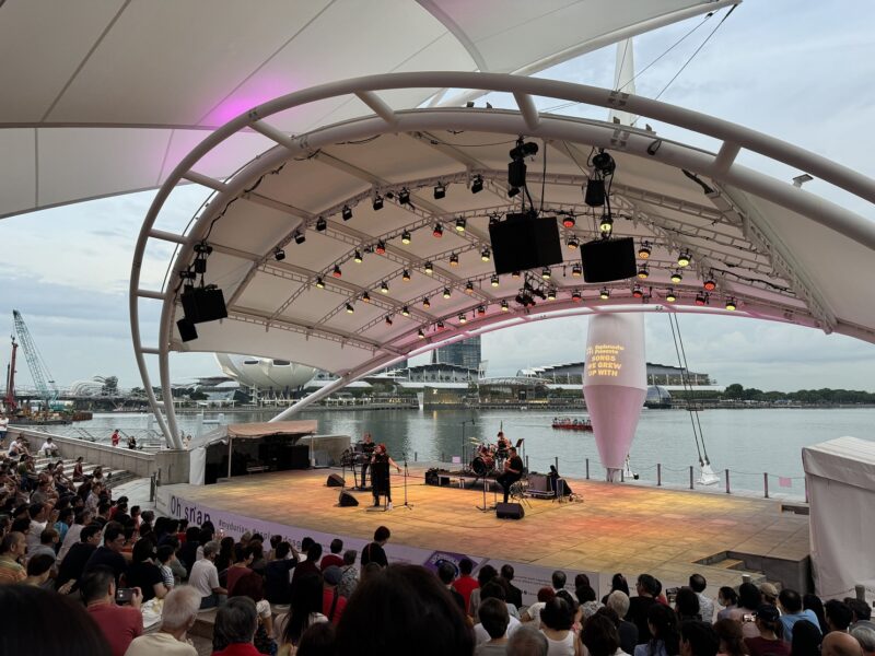 Un concert donné à "l'Esplanade", autour de Marina Bay, en fin de journée