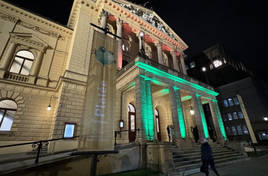La façade de l'opéra d'État de Prague