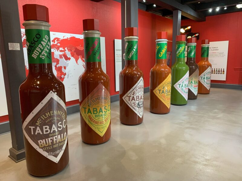 Des bouteilles de Tabasco à taille humaine aux différentes saveurs
