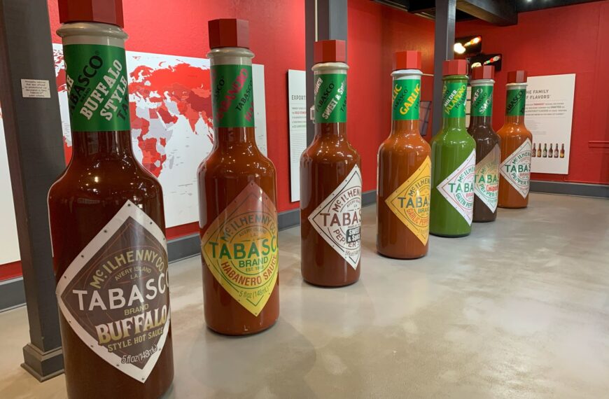 Des bouteilles de Tabasco à taille humaine aux différentes saveurs