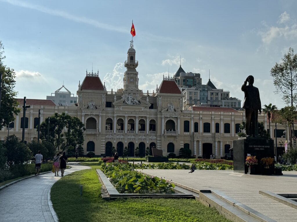 L'Hôtel de ville de Hô Chi Minh-Ville a été construit entre 1902 et 1908 dans l'ancienne capitale de l'Indochine française
