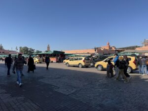 Le matin, la place Jemaa el Fna est encore relativement calme