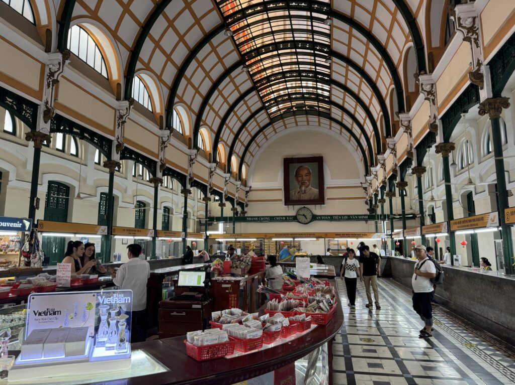 La belle charpente métallique voûtée de la Poste centrale de Saïgon, sur laquelle veille le portrait d'Hô Chi Minh