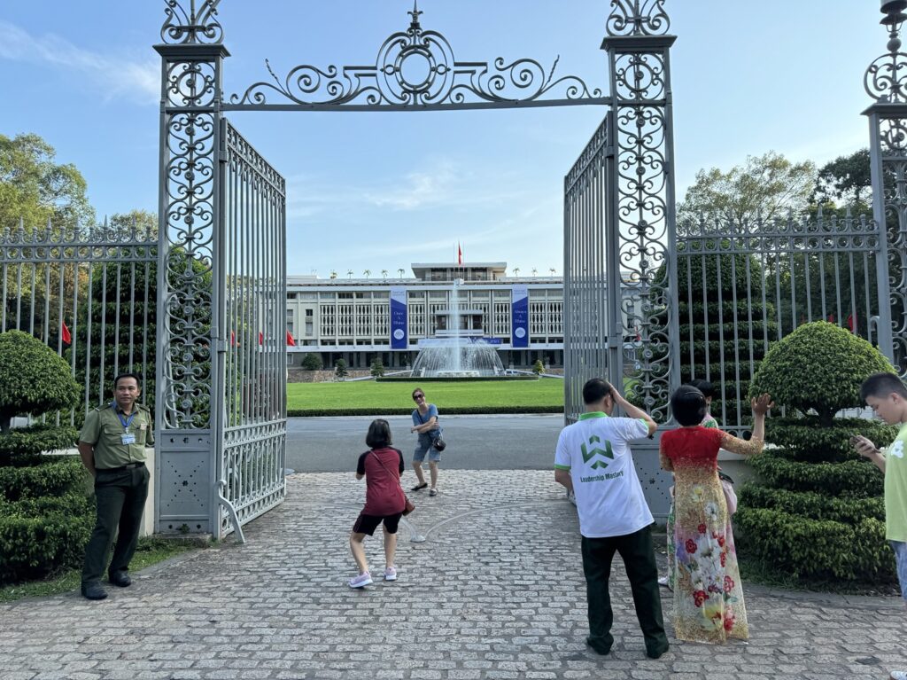 Le Palais de l'Indépendance à Hô Chi Minh-Ville, siège ce jour-là d'une cérémonie de diplôme qui fait la fierté des jeunes Vietnamiens