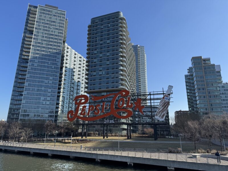 Le panneau publicitaire Pepsi-Cola à l'approche de l'arrêt Long Island City
