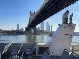 L'arrêt Roosevelt Island se situe juste sous le Queensboro Bridge