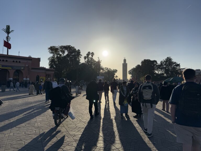 La place Jemaa el Fna de Marrakech au soleil couchant