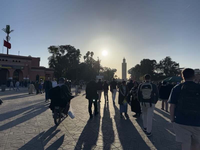 La place Jemaa el Fna de Marrakech au soleil couchant