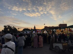 Un rassemblement autour d'un conteur, près des stands de nourriture sur la place Jemaa el Fna