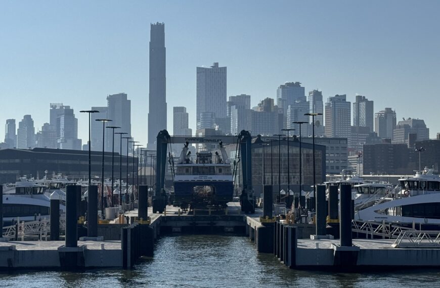 La skyline de Manhattan vue depuis l'arrêt Brooklyn Navy Yard de la ligne Astoria