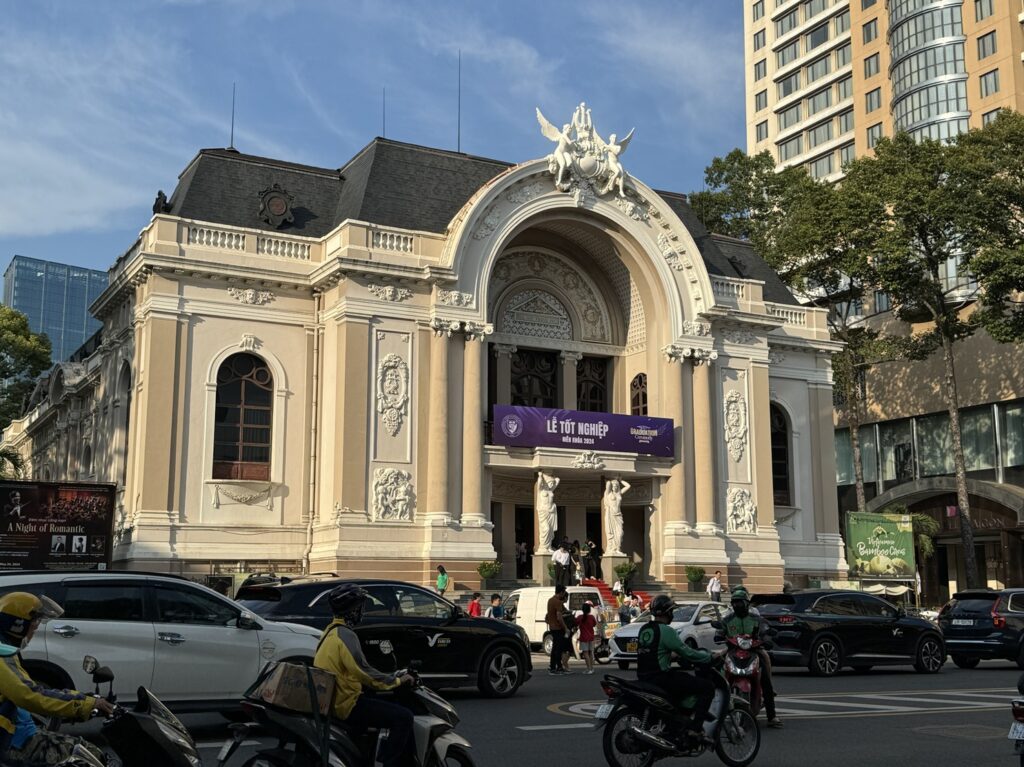 Le Théâtre Municipal d'Hô Chi Minh-Ville, ou Opéra de Saïgon, s'inspire (modestement) de l'architecture de l'Opéra Garnier à Paris