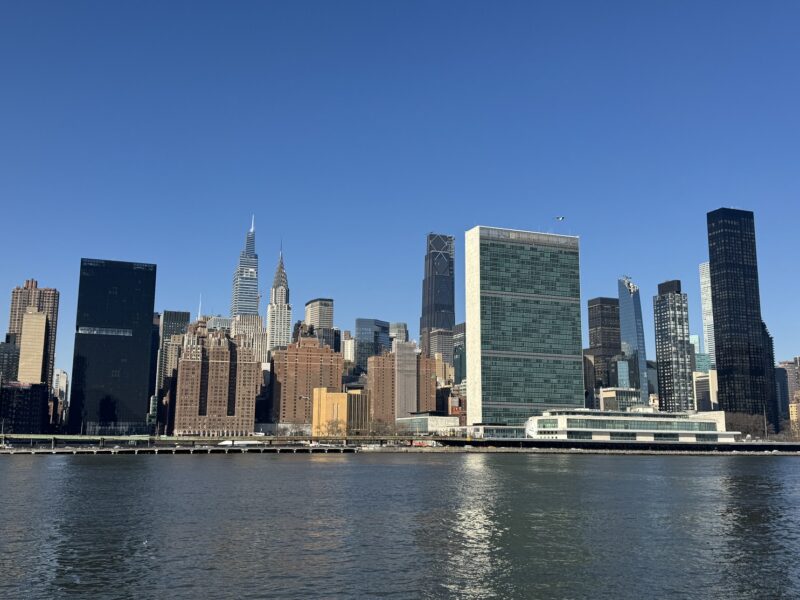 La vue sur le siège des Nations Unies et le Chrysler Building depuis l'East River