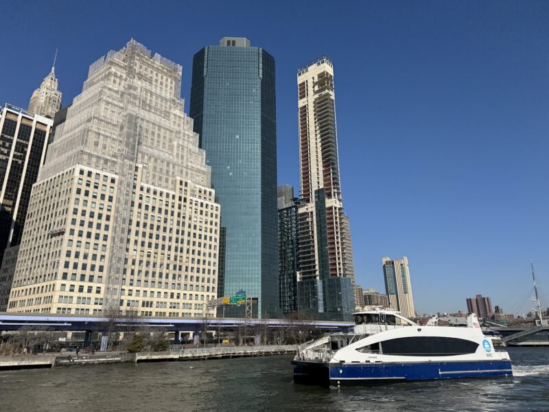 La vue sur Manhattan depuis le Pier 11 de Wall Street