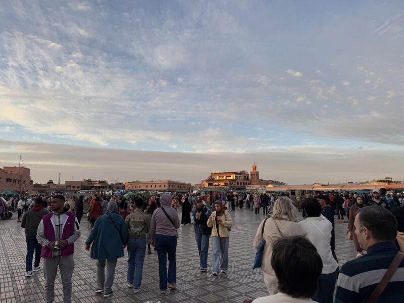 En fin de journée, les Marocains se rassemblent sur la très populaire place Jemaa el Fna