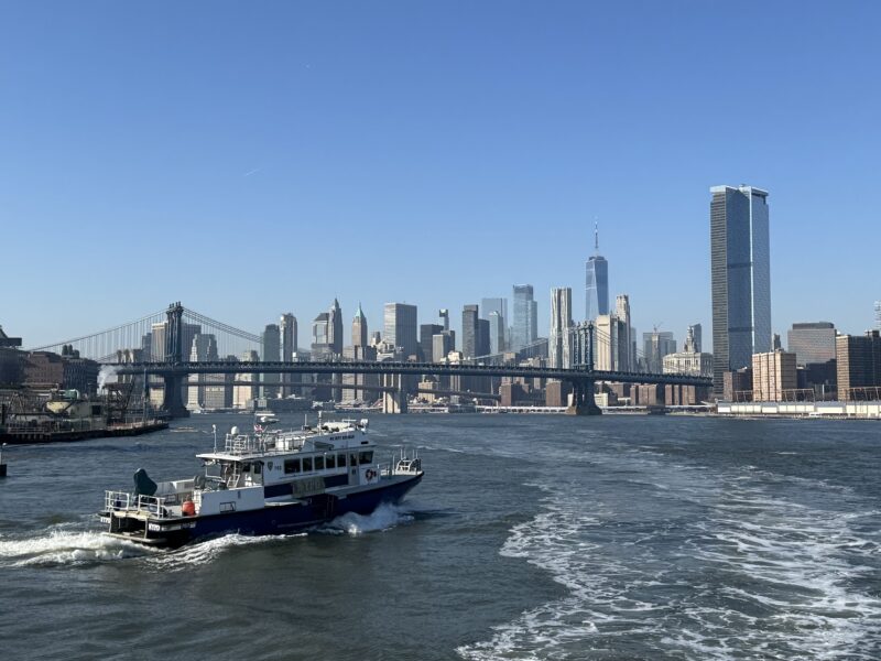 La vue sur la skyline de Manhattan depuis l'East River, avec un bateau du NYPD au premier plan