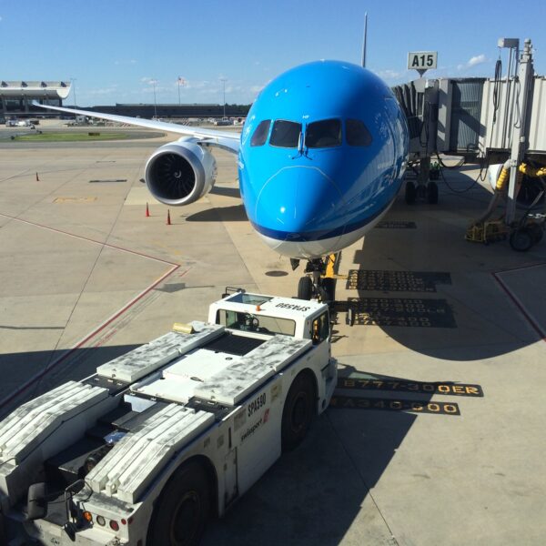 Un Boeing 787-1000 de la compagnie néerlandaise KLM, à l'aéroport Hartsfield-Jackson d'Atlanta aux États-Unis