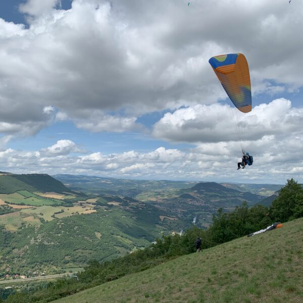 Un duo de parapentistes prend son envol, près de Millau dans l'Aveyron