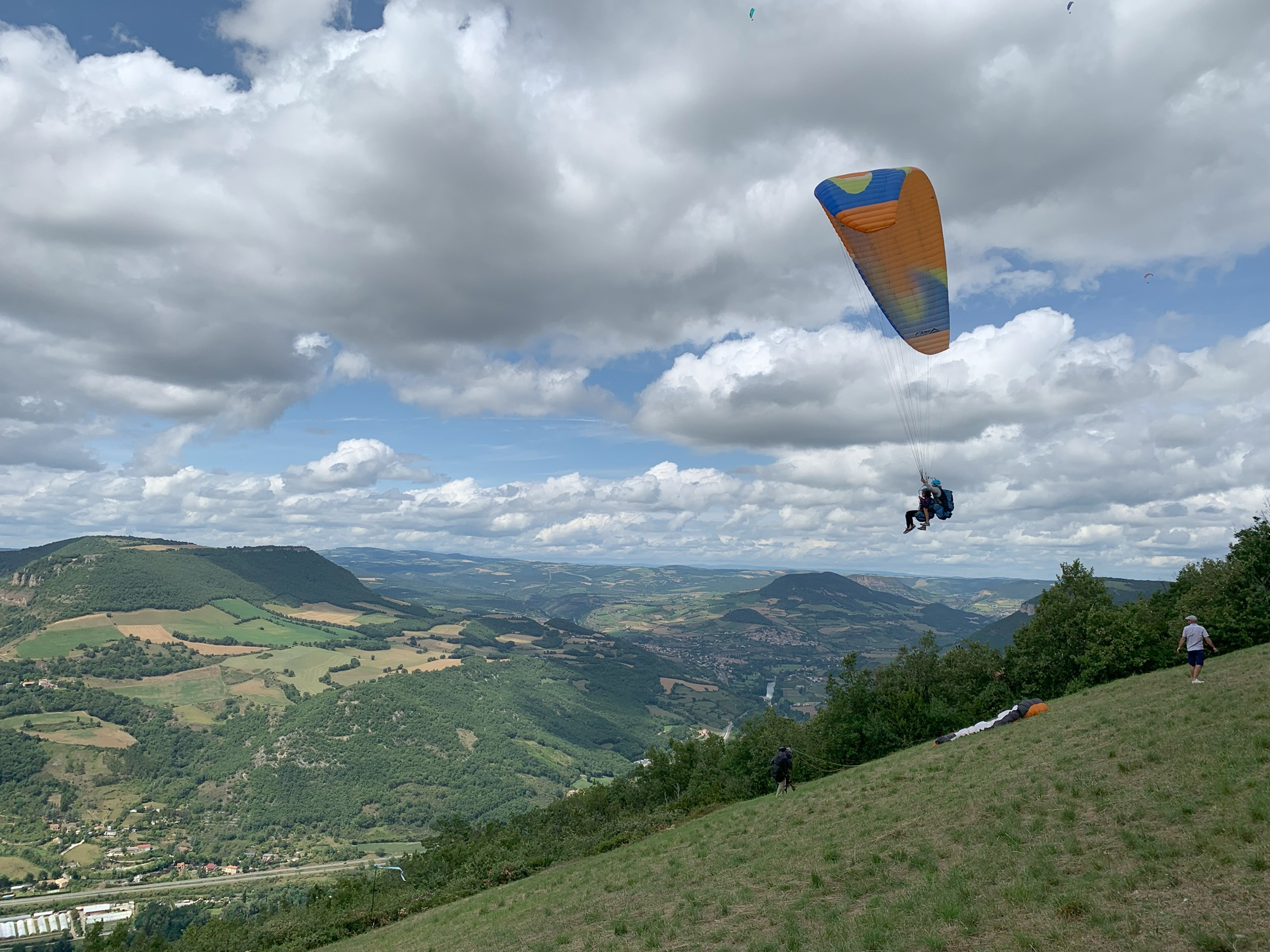 Un duo de parapentistes prend son envol, près de Millau dans l'Aveyron