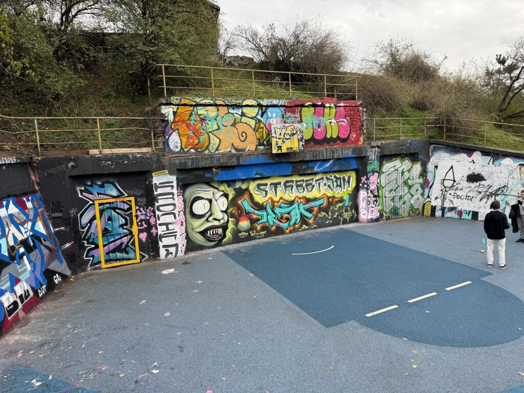 L'une des cinq entrées des bunkers près de la colline de Vítkov à Prague est cachée derrière ce terrain de sport, à Parukářka