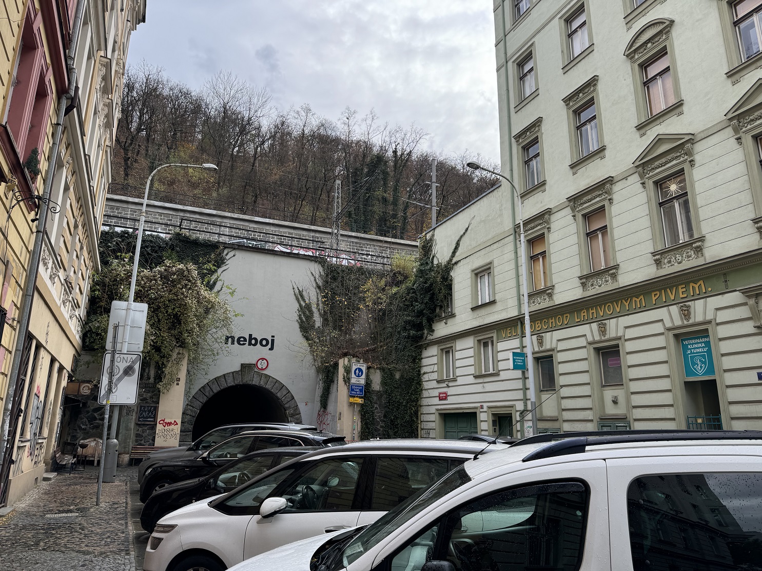 L'entrée du tunnel de Žižkov depuis le quartier de Karlin (au nord, en contrebas)
