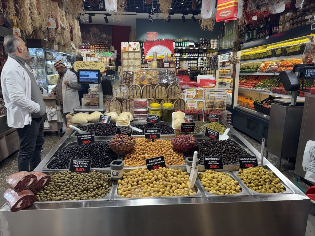 Un étal sur un marché d'Üsküdar à Istanbul