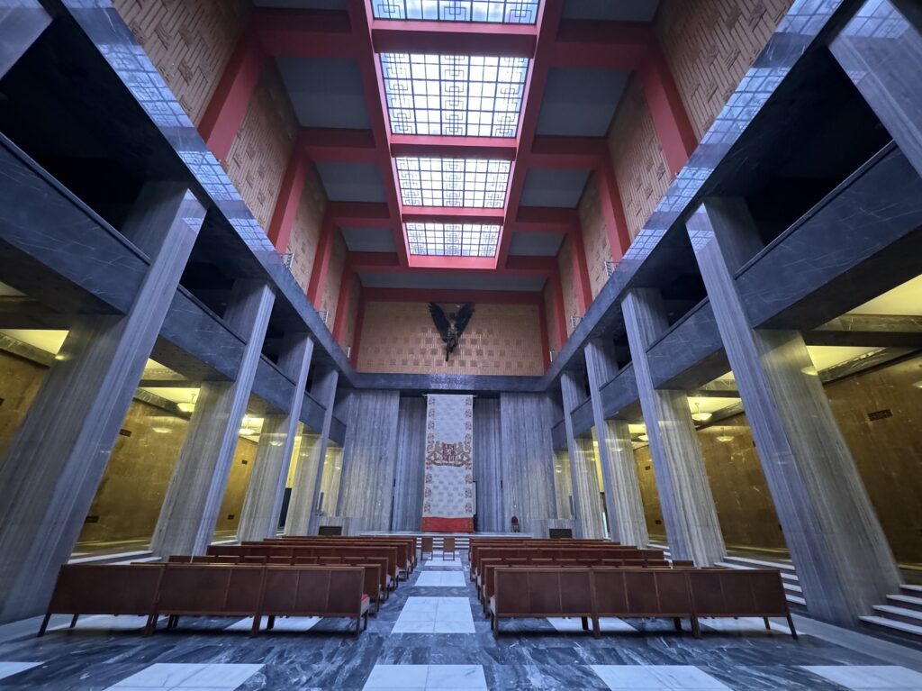 L'architecture particulière de la grande salle à l'intérieur du mémorial de Vítkov