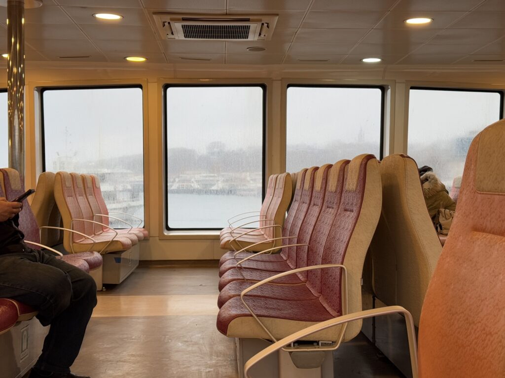 Vue sur la cabine intérieure d'un vapur rénové, à Istanbul