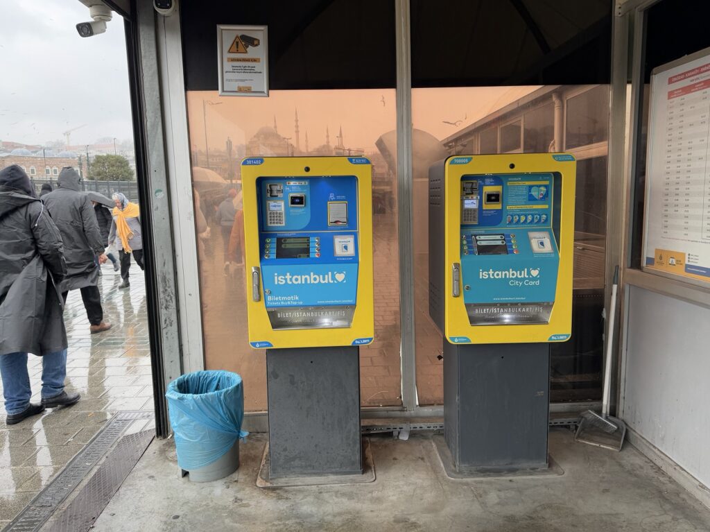 Des machines pour recharger son Istanbulkart, valable pour embarquer à bord d'un vapur, au niveau du quai d'Eminönü