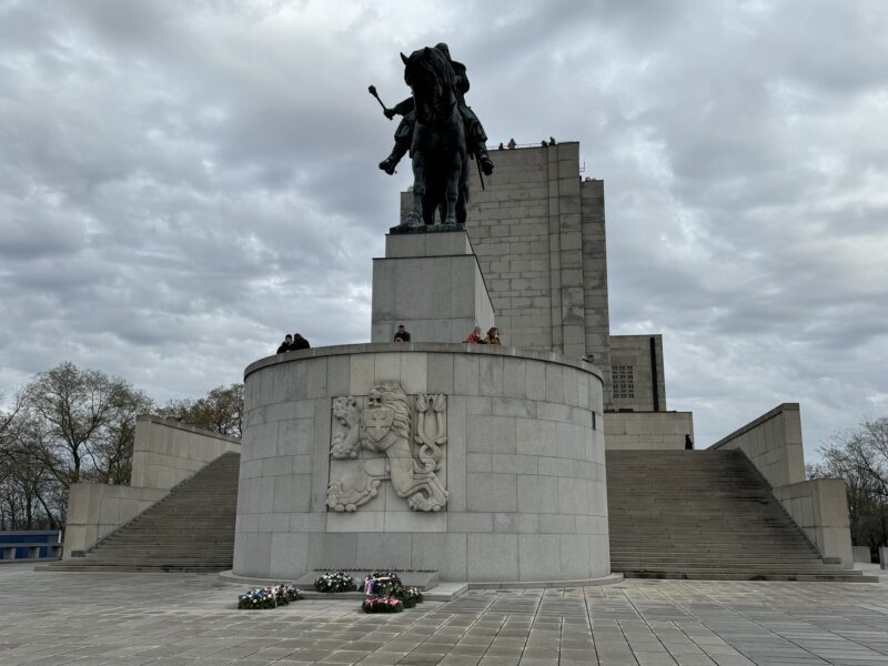 La statue équestre de Jan Žižka, dévoilée le 14 juillet 1950, est l'une des plus grandes statues équestres en bronze au monde