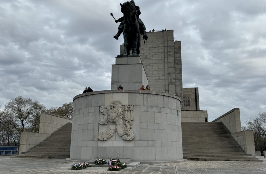 La statue équestre de Jan Žižka, dévoilée le 14 juillet 1950, est l'une des plus grandes statues équestres en bronze au monde
