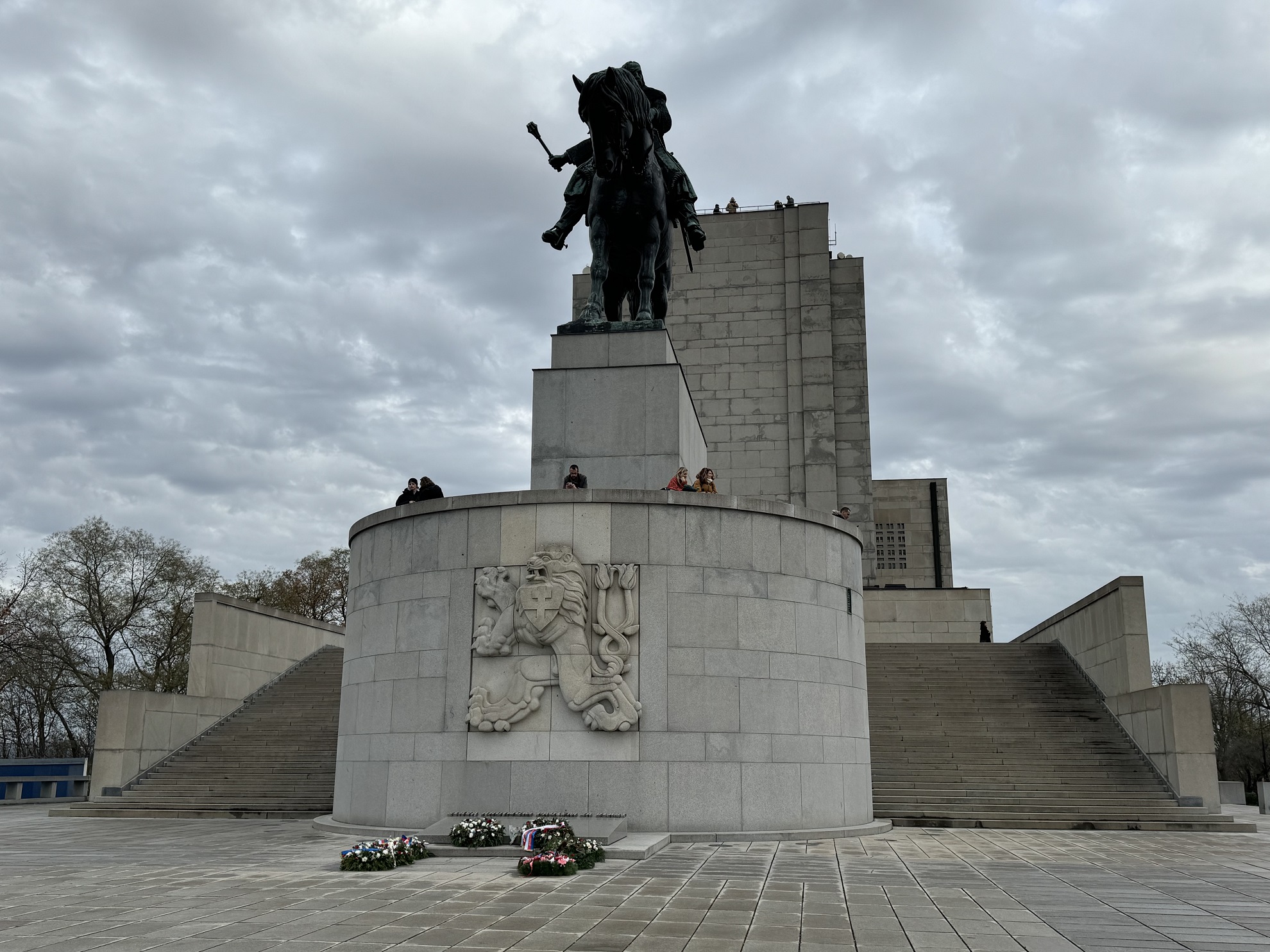 La statue équestre de Jan Žižka, dévoilée le 14 juillet 1950, est l'une des plus grandes statues équestres en bronze au monde