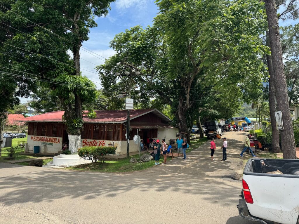 Le marché agricole et artisanal (Mercado agricola y artesanal) de Santa Fe, près de l'église du village