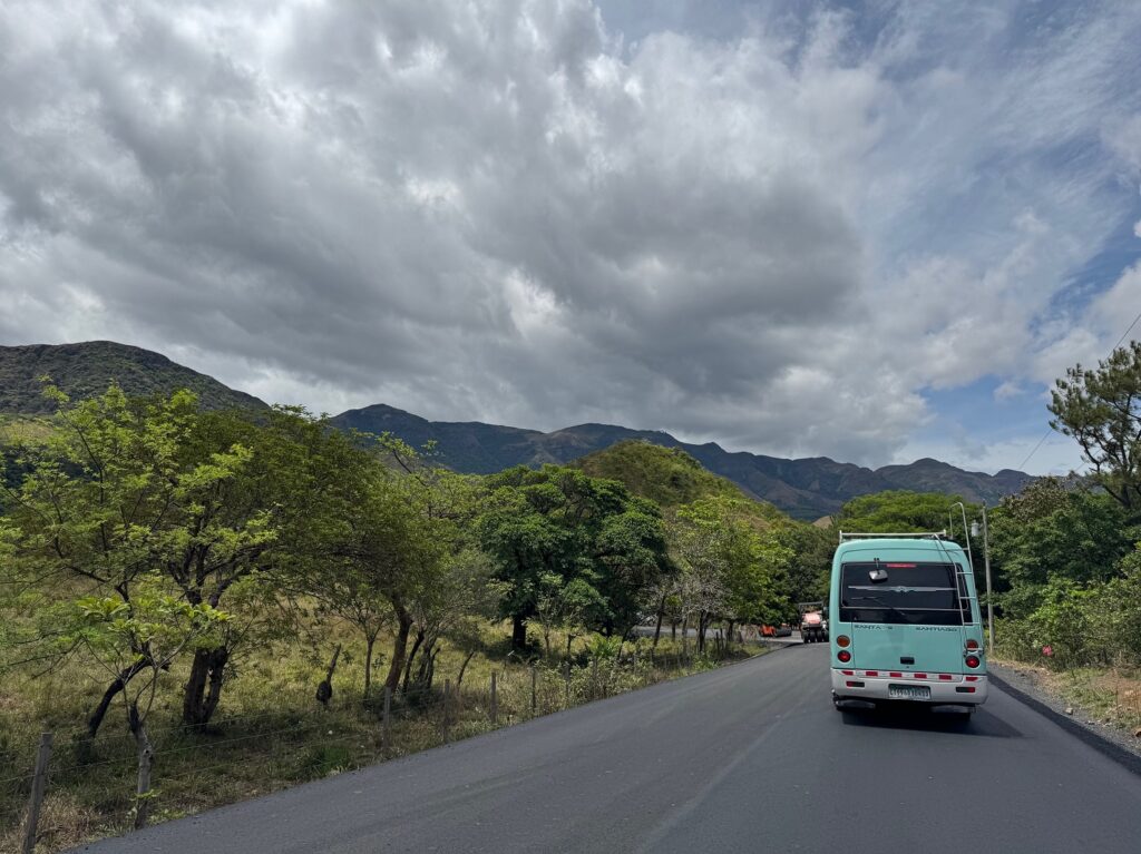 Des minibus sillonnent plusieurs fois par jour la route entre San Francisco et Santa Fe : leurs chauffeurs connaissent par cœur l'emplacement des nids-de-poule !