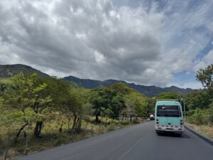 Des minibus sillonnent plusieurs fois par jour la route entre San Francisco et Santa Fe : leurs chauffeurs connaissent par cœur l'emplacement des nids-de-poule !