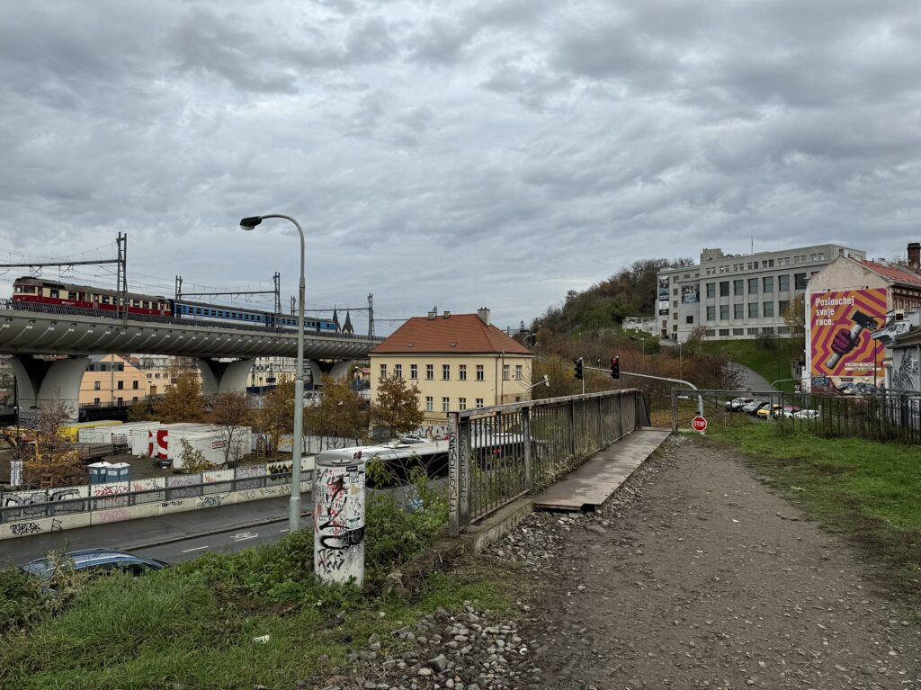 Au pied de la colline de Vítkov, avec le bâtiment du musée militaire de Žižkov à droite en arrière-plan