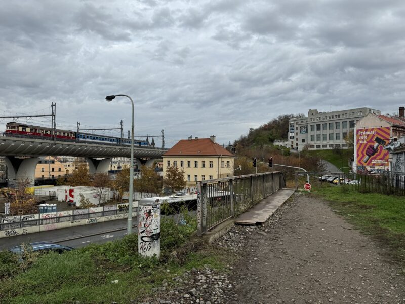 Au pied de la colline de Vítkov, avec le bâtiment du musée militaire de Žižkov à droite en arrière-plan