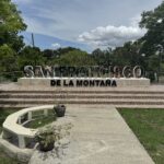 Le panneau "San Francisco de la Montaña" à l'entrée du village éponyme au Panama