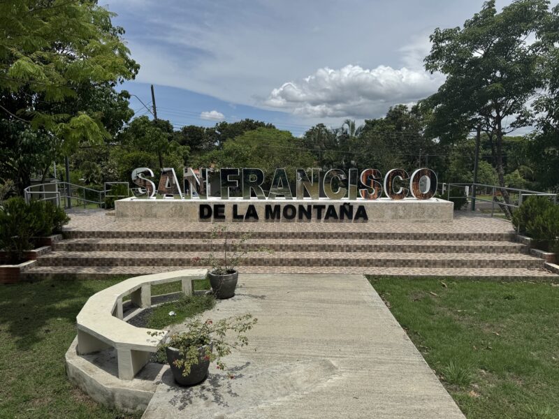Le panneau "San Francisco de la Montaña" à l'entrée du village éponyme au Panama