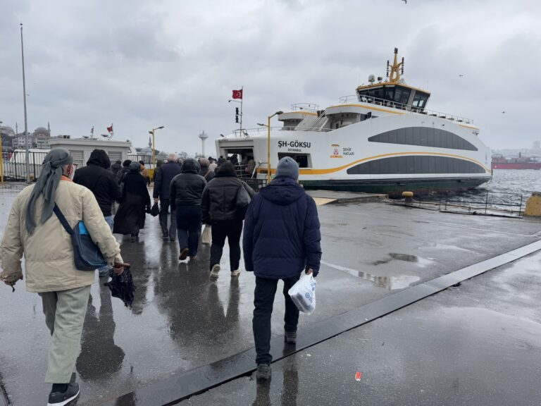 Des passagers embarquent à bord d'un vapur, à Üsküdar