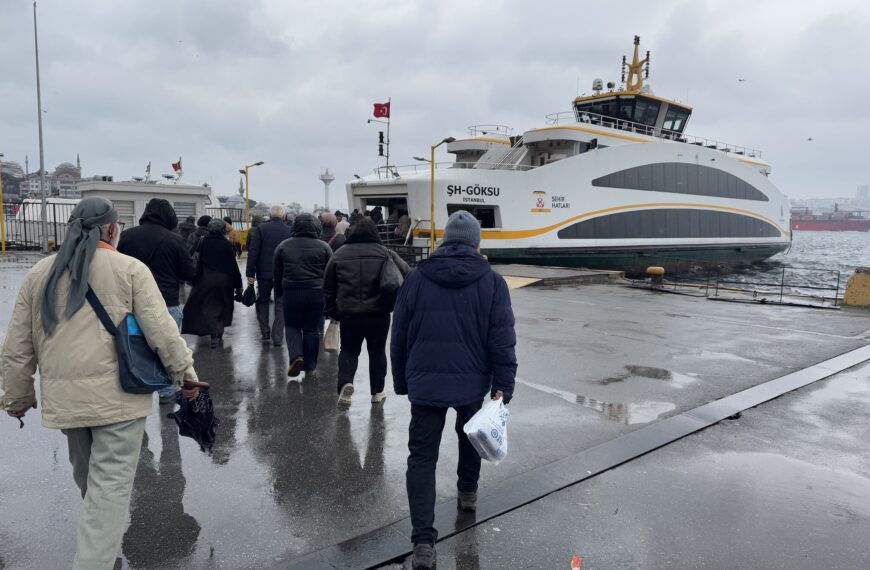 Des passagers embarquent à bord d'un vapur, à Üsküdar