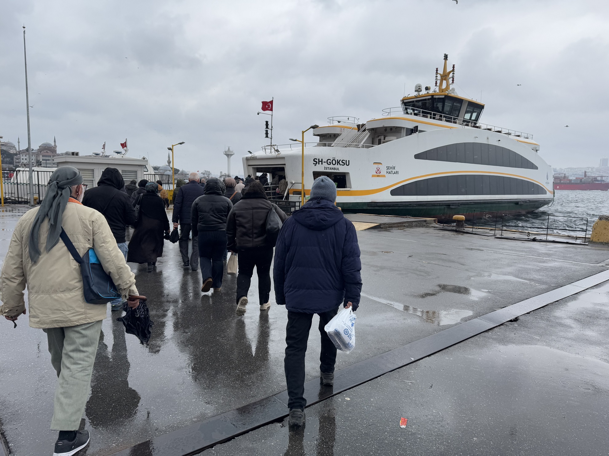 Des passagers embarquent à bord d'un vapur, à Üsküdar