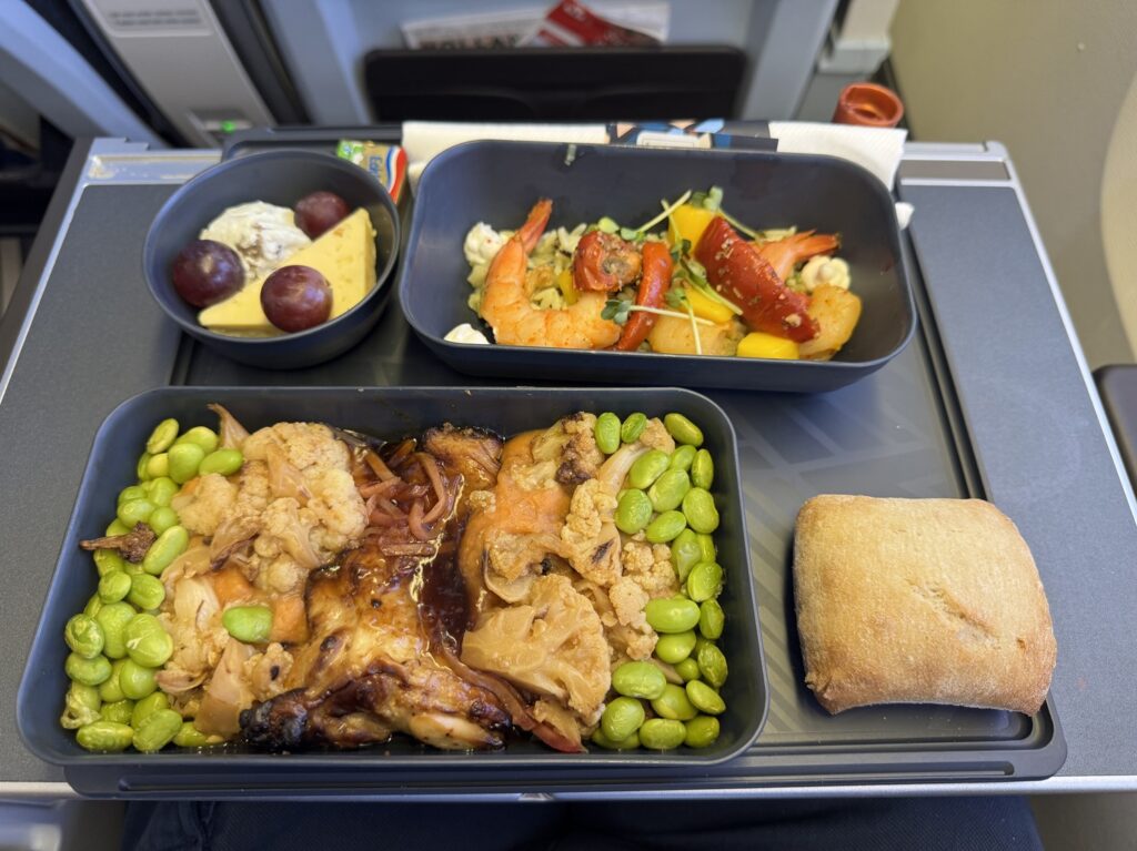 Le repas principal servi à bord de mon vol vers Panama City, en cabine Premium Economy avec KLM