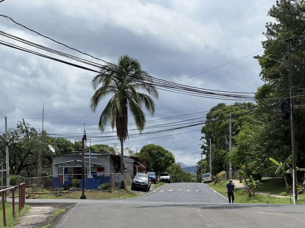 Scène de rue, devant le commissariat de San Francisco au Panama
