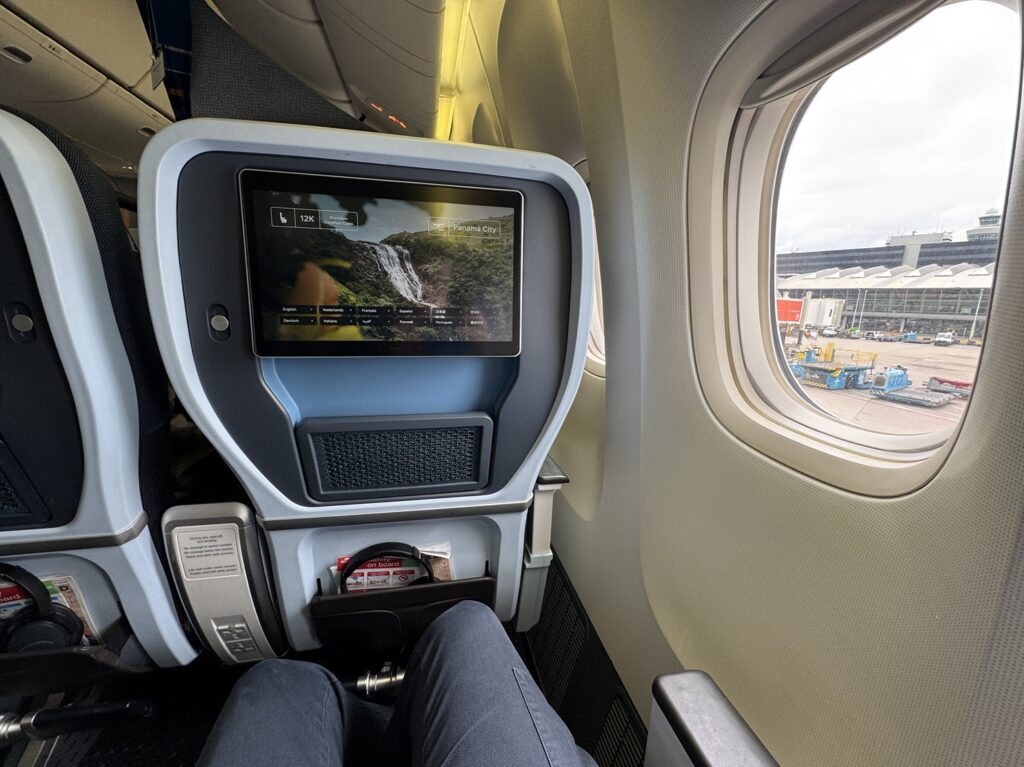 La vue depuis le siège 12K d'un Boeing 777-300ER de KLM, en Premium Comfort
