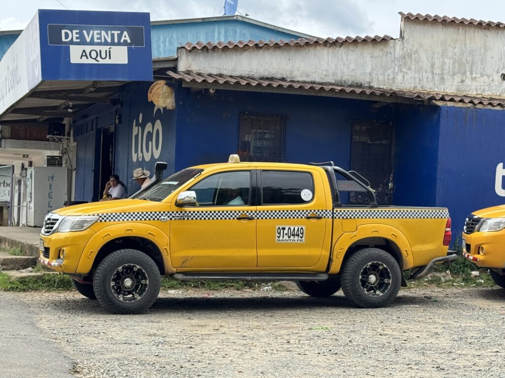 À Santa Fe, vu l'état des routes, les taxis sont carrément des 4x4 Toyota Hilux !