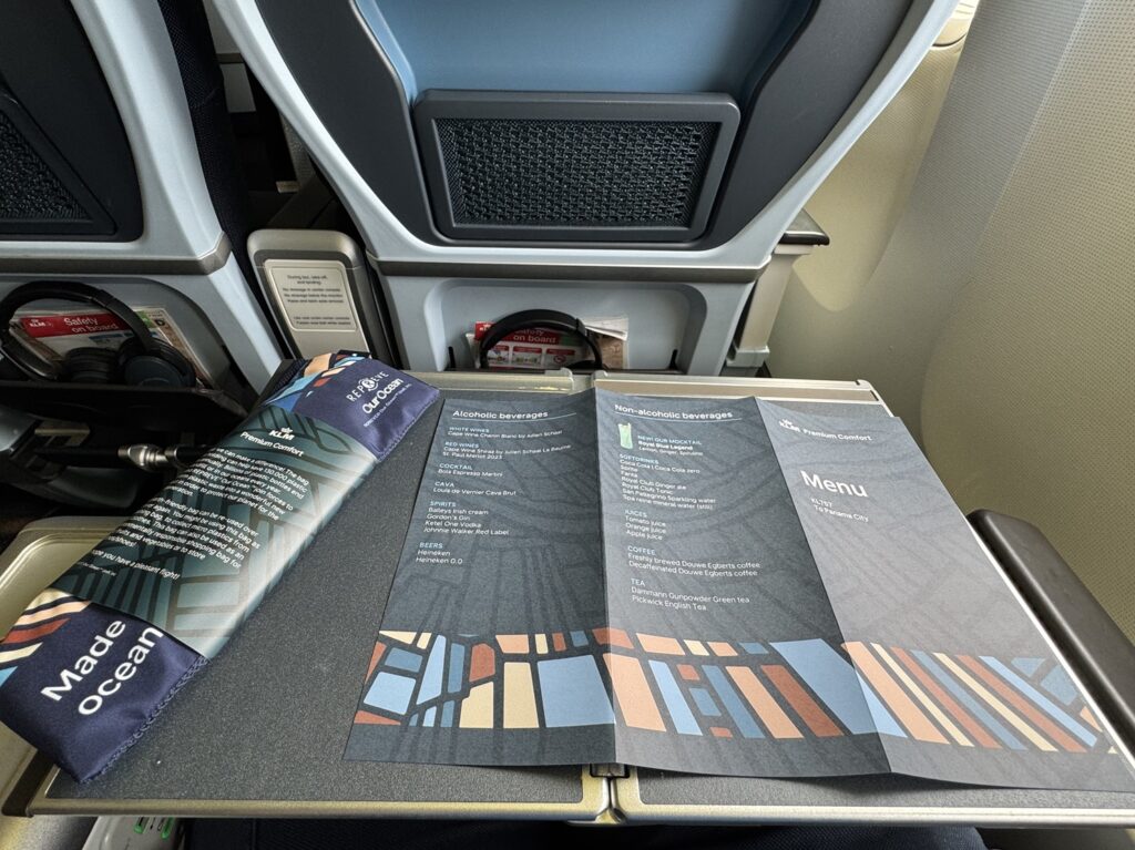 La trousse de confort et le menu distribués à bord de mon vol KL757 de KLM